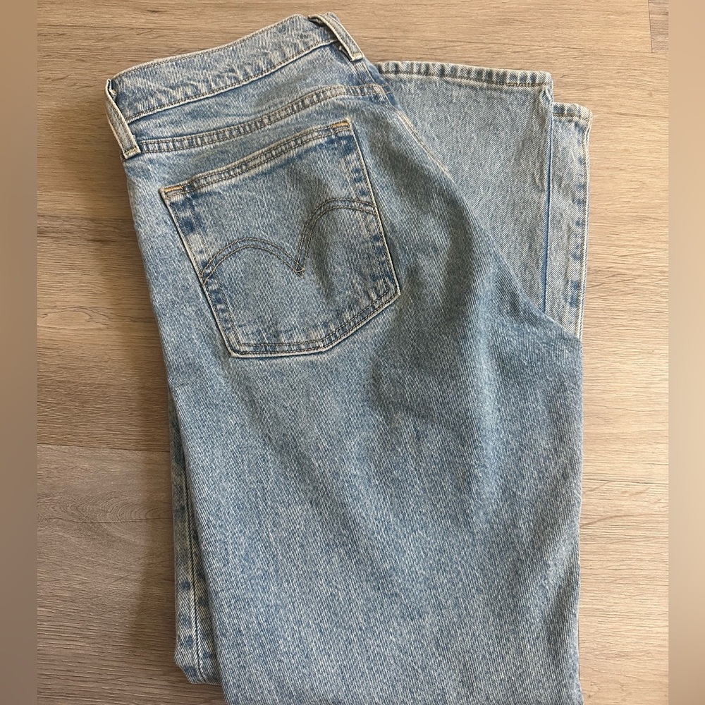Levi light blue size 28 wedge jeans